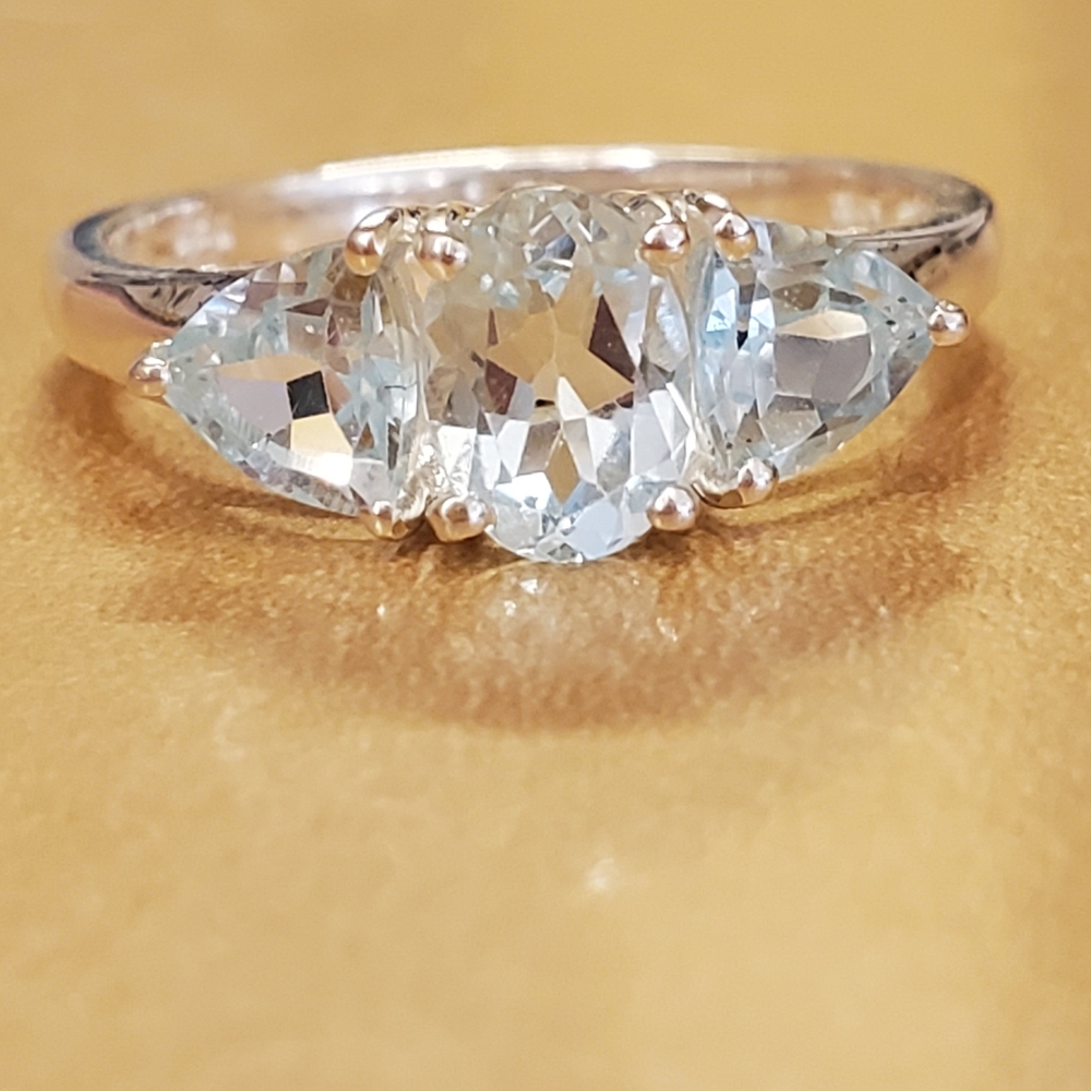 🎄Accepting offers 🎄NATURAL swiss blue topaz ring